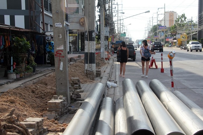 With completion still four months off, Thepprasit Road street construction has residents and businesses moaning about traffic and inconvenience.