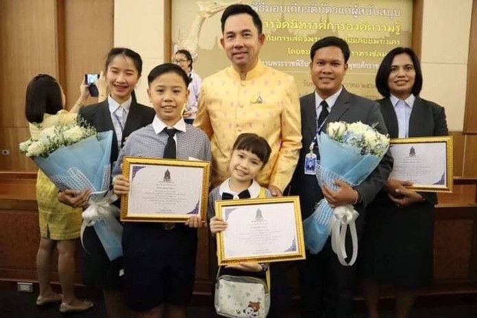 On Wednesday 11th December 2019 at the Ministry of Culture Convention Center, students from Satit Udomseuksa School were awarded certificates of participation at ‘The Royal Coronation Ceremony for the 10th King of Thailand’. Culture Minister Itthiphol Kunplome presented the certificates to Miss Chanida Chomchaloa (Primary 2) and Master Dejchanop Chomchaloa (Primary 5) for their involvement.