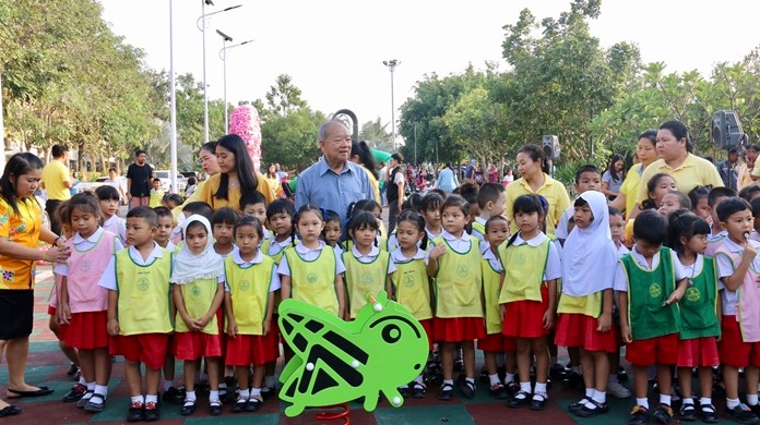 Mayor Mai Chaiyanit joins students from Nongprue Kindergarten for the Dec. 26 opening.