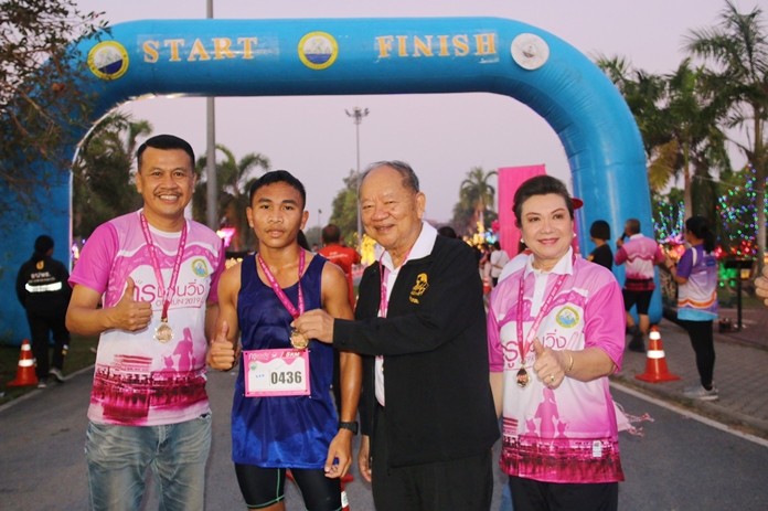 Nongprue Mayor Mai Chaiyanit presents medals to athletes who finished the run.
