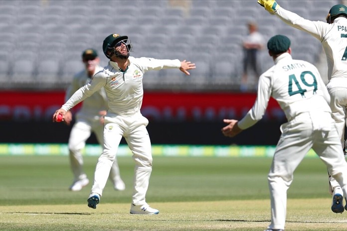 Ireland's Michael Conlan, left, and Russia's Vladimir Nikitin fight during the eighth round of a WBO intercontinental featherweight boxing match, Saturday, Dec. 14, 2019, in New York. (AP Photo/Michael Owens)