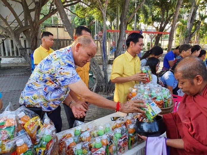 Banglamung District Chief Amnart Charoensri (back, right) led an early morning alms offerings Jan. 1 at Lan Po Public Park.