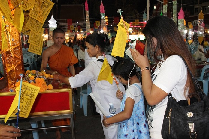Those not meditating at Chaimongkol Temple could peruse the New Year’s fair with booths offering food, beverages and sales of religious and locally made products.