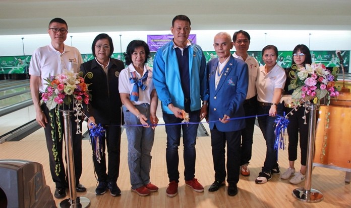 Sub Lt. Pramote Tubtim, Pattaya City Deputy Manager together with other dignitaries and Rotarians cut the ribbon to get the ball rolling.