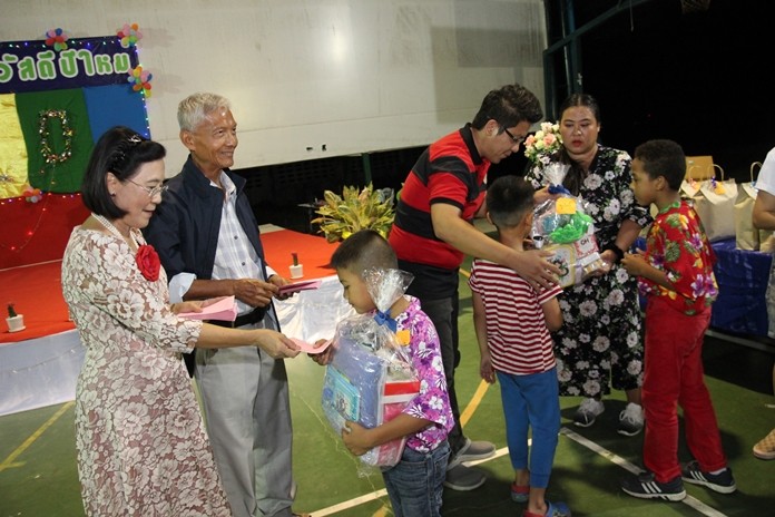 Children and staff at the Human Help Network Foundation Thailand centers celebrated the new year with prizes and awards.
