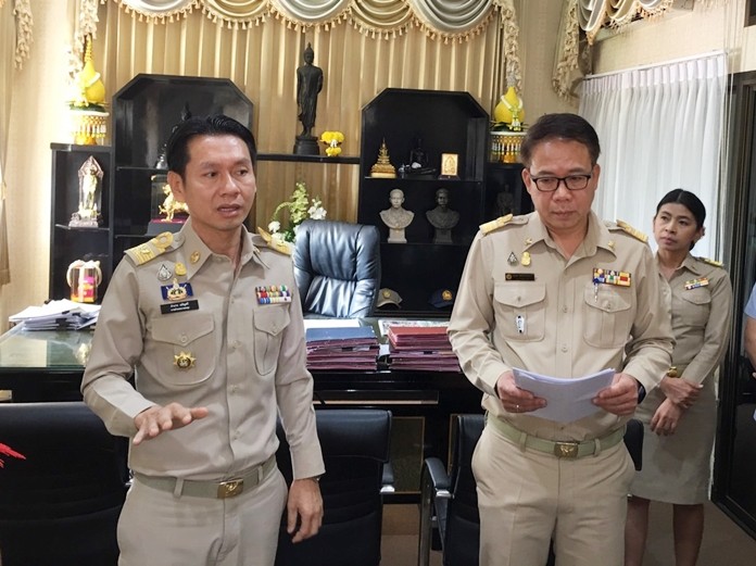 Banglamung District Chief Amnart Charoensri (left) and district health chief Sompol Jittireungkiat (right) told the media that, so far, no cases of the Chinese coronavirus have been reported in Pattaya.