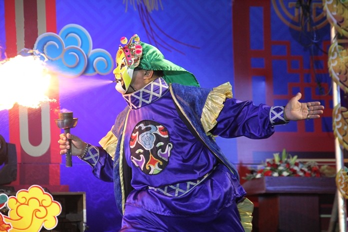 Shu Feng Ya Yun Sichuan Opera show’s fire breather lights up the stage.