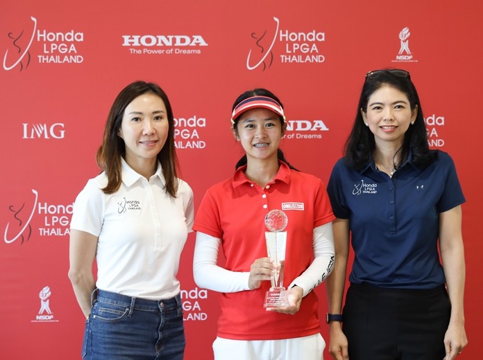 Waraporn Laoprasert (right), Marketing Communication (Category 3) Department Manager of Honda Automobile (Thailand) Co., Ltd., together with Winnie Heng (left), Vice President and Managing Director of IMG Thailand, award Rina Tatematsu (middle), Winner of the Honda LPGA Thailand National Qualifiers. The ceremony award was held at the Siam Country Club Pattaya, Old Course.