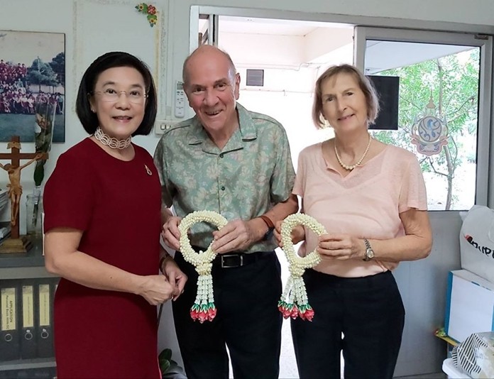 HHNFT Director Radchada Chomjinda (left) says thank you with a garland each for Charter President Dr. Otmar Deter and Past President Dr Margret Deter of the Rotary E-club Jomtien Pattaya.