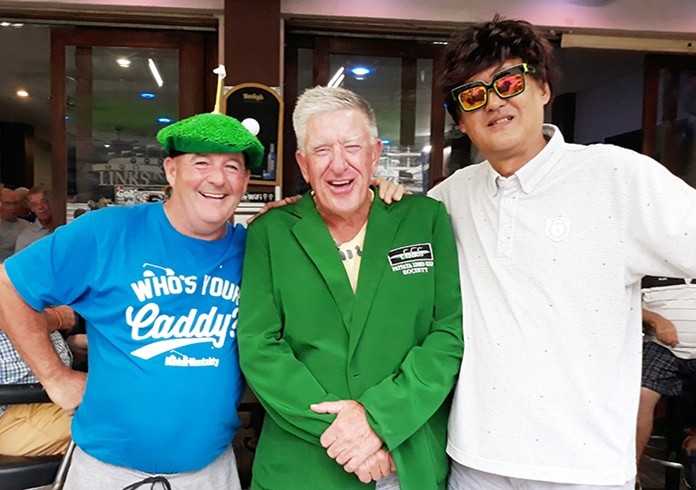 A flight winner Steve Moxey with Paul Durkan (L) and Masa Sugaya (R).