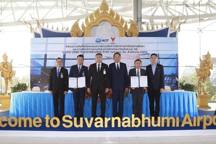 Signing the agreement are Transport Minister Saksayam Chidchob and NBTC Commissioner and Acting Chairman General Sukit Khamasundara.