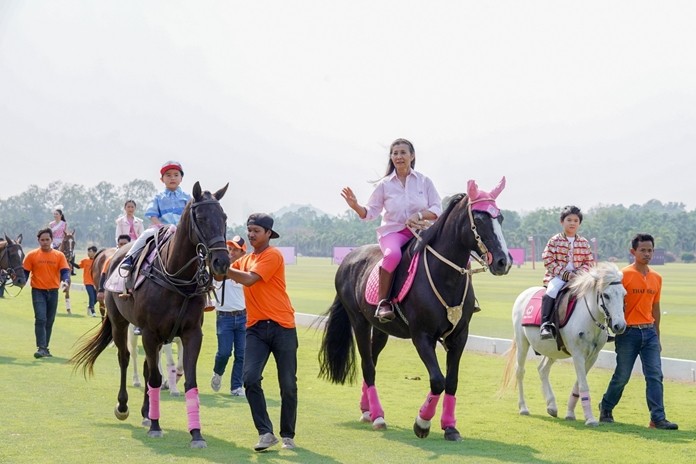 Nuntinee Tanner, Thailand’s first polo player and head of the tournament organizing team, gracefully leads riders onto the pitch, followed by a parade of Thailand’s top celebrities.