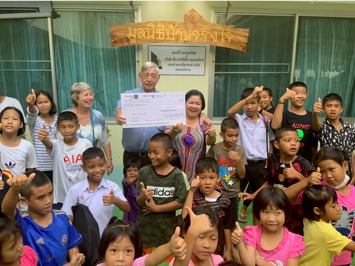 Tom and Dagny Fossengen present a donation of 70,000 baht to Piangta Chumnoi as a start to the multi-dome project.