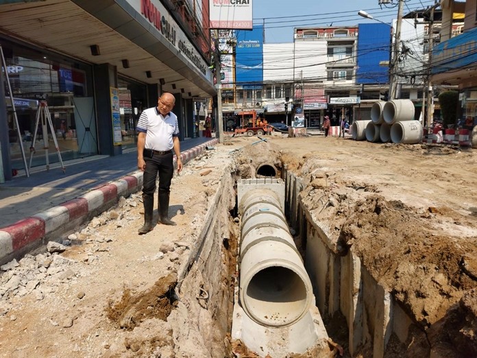 Pattaya Deputy Mayor Banlue Kullavanijaya checked the progress of work on Soi Post Office where two lanes are closed and heavy machinery and barricades are clogging traffic. It certainly doesn’t look like they will be finished on time at the end of February.
