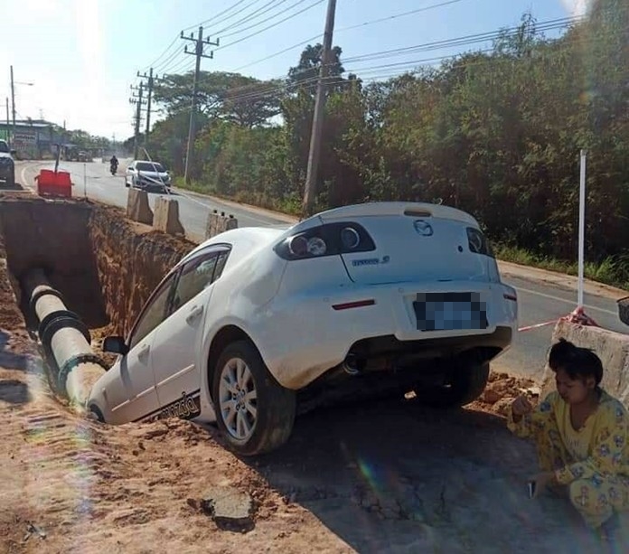 A careless driver ended up in a ditch driving through barriers into a water-pipe construction zone in Huay Yai.