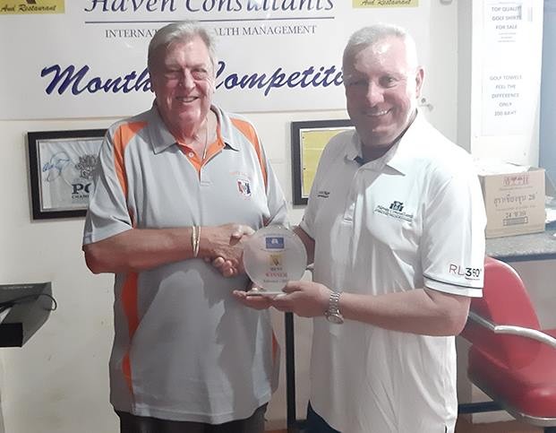 Brian Chapman awards Peter Thomas, winner of the Men’s Division.