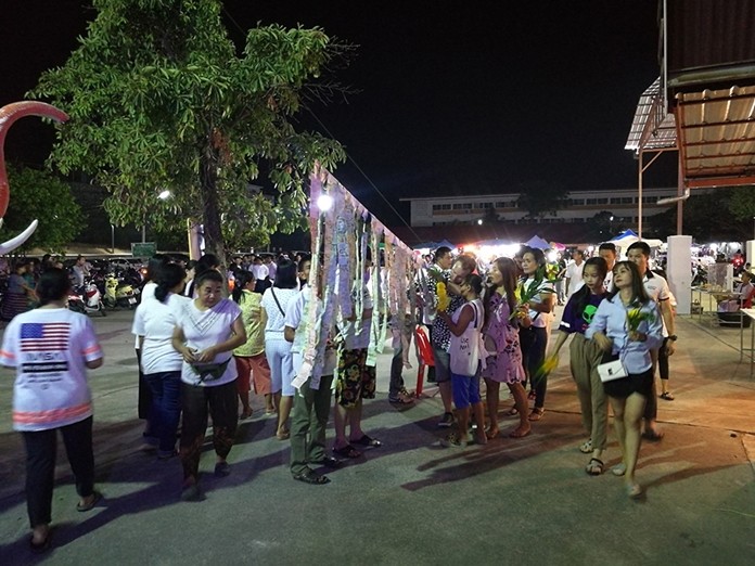 Patrons make heartfelt donations to Wat Boonsamphan on Soi Khao Noy.