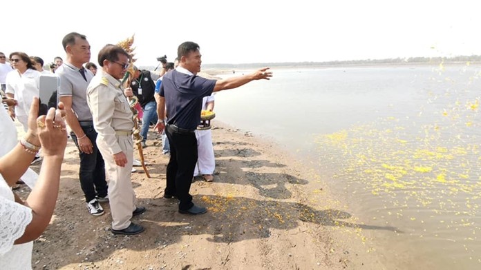 Banglamung Deputy District Chief Paradee Pluksopa leads a religious ceremony with Nongprue residents and subdistrict workers at Mabprachan Reservoir to pray for rain.