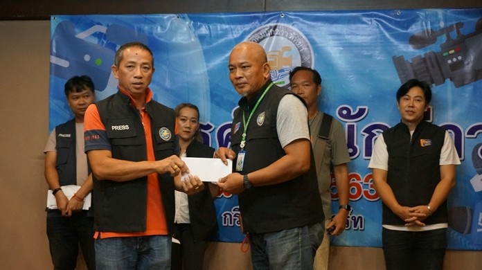 Uncle Dao from Thipmanee accepts an award from Samart