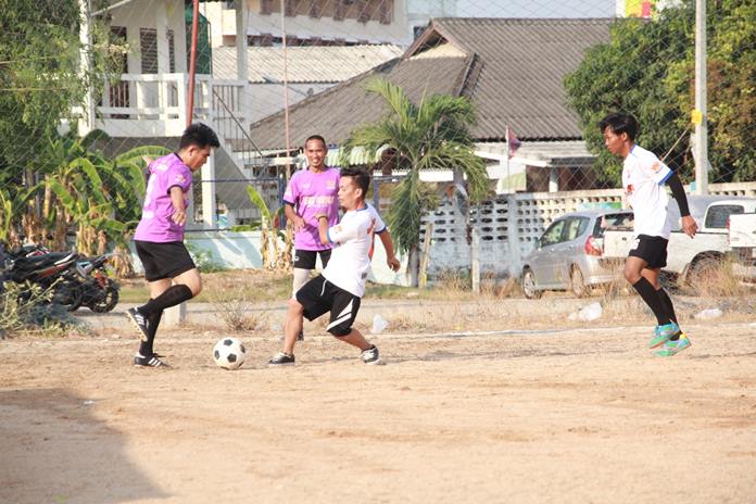 The first match of the Chumsai Community Sport Competition was a “VIP friendly” between Macondo and Jirawat’s Senior OK.