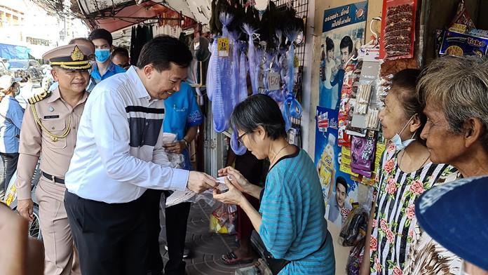 PAO President Wittaya Kunplome and local government officials pass out hygiene masks.