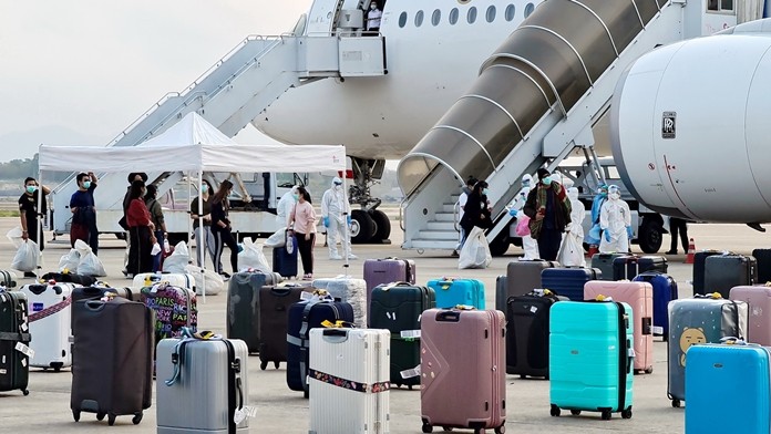 Six of 83 exchange students returning from Italy have been hospitalized in Sattahip on fears they’re infected with the coronavirus. The rest were placed on buses and taken to the Navy Hotel at the Sattahip Naval Base.