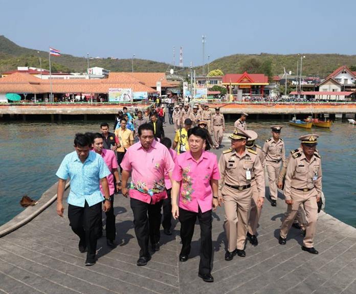 Chonburi Gov. Pakarathorn Thienchai receives much needed water for Koh Larn from 1st Naval Area Command.