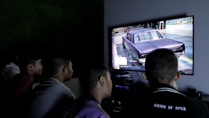 Pattaya’s bars and entertainment venues are closed to prevent large gatherings during the coronavirus crisis, but the city’s video game shops and internet cafes are still packing in teenagers.