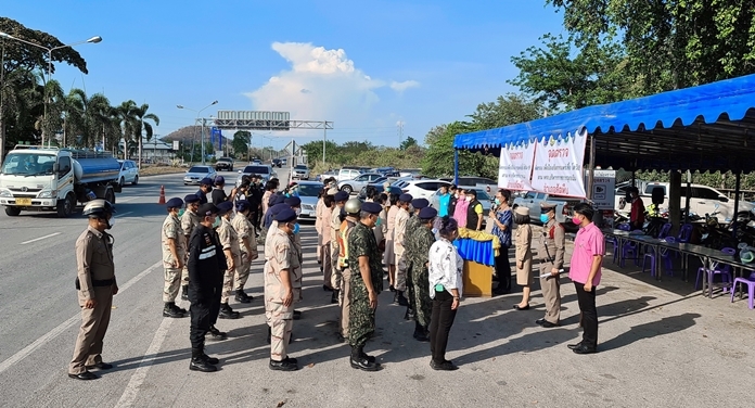 District chiefs throughout Chonburi province give moral support to hard working forces to screen travelers for fever and record their routes during their ride home.