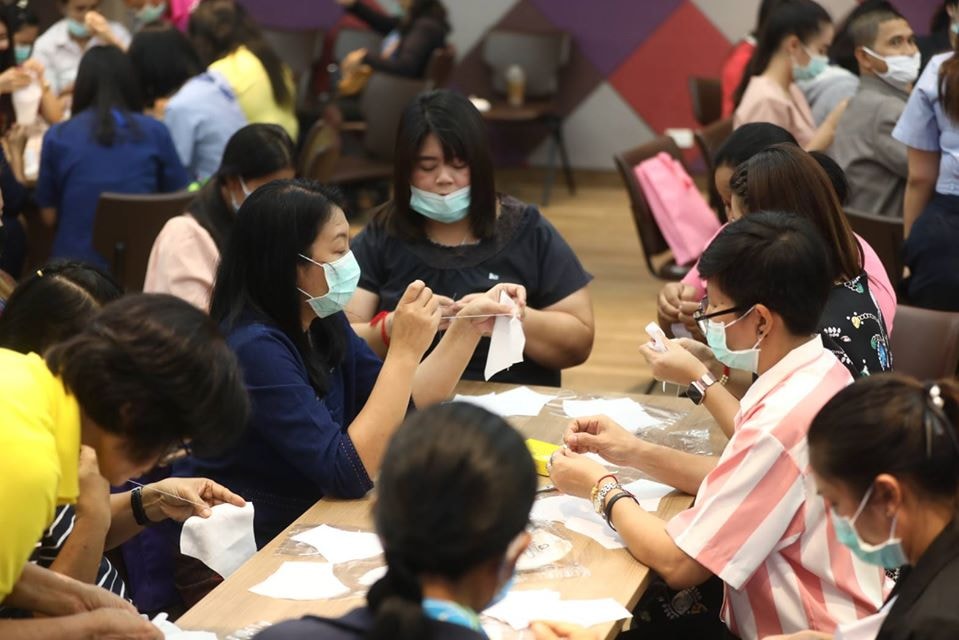 Men and women of the Pattaya community learn how to make face masks to cover the shortages in the market.