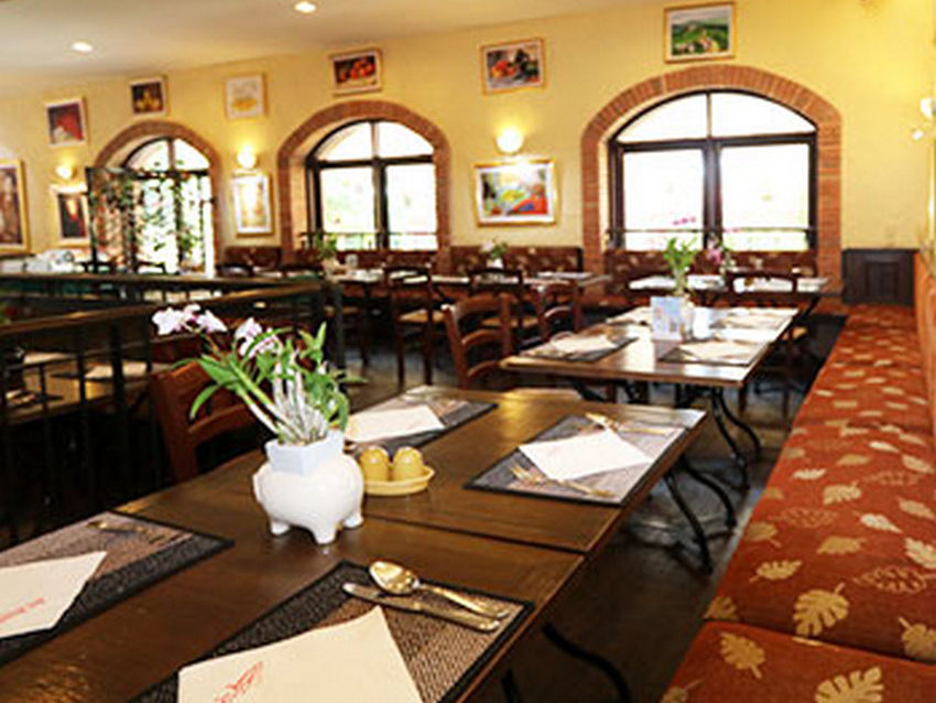 Restaurants must ensure that diners sit at least 1 metre apart.