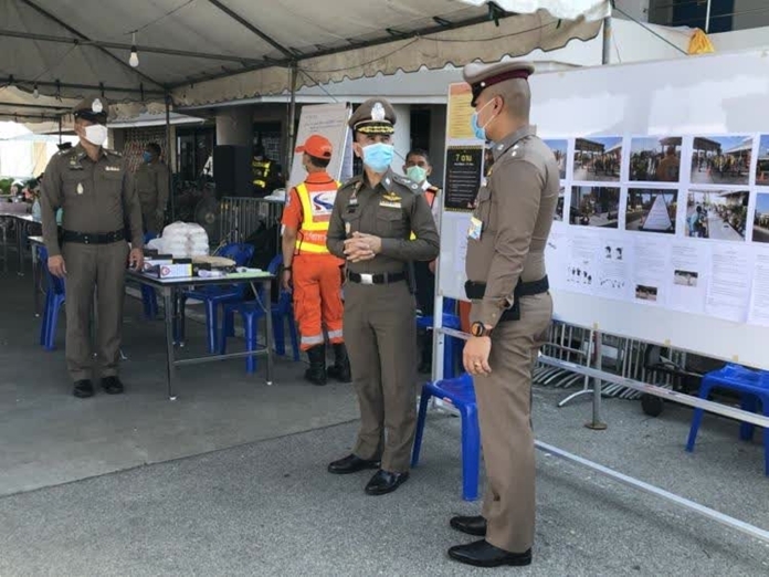 (Center) The Metropolitan Police Deputy Commissioner Pol Maj Gen Jirasan Kaewsaeng-ekvisits checkpoints on Wednesday to cheer up their officials.