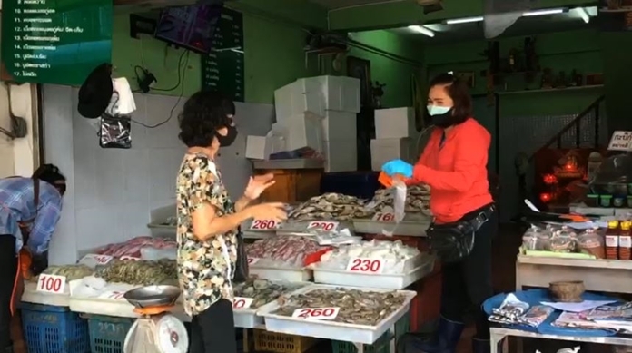 One of the most fresh seafood-product abundant provinces – Samut Sakhon- is now put under maximum precaution of coronavirus containment measures. Everyone must wear face maskswhen going outside or fined 2,000 baht, clean their hands and follow social distancing in the markets.