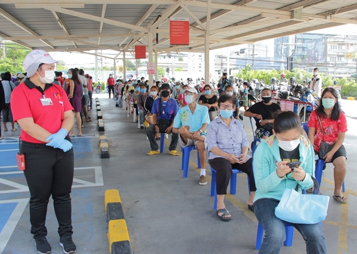 Hundreds of people line up to purchase hygienic facemasks at Makro in North Pattaya. The facemasks sold out in less than half an hour.
