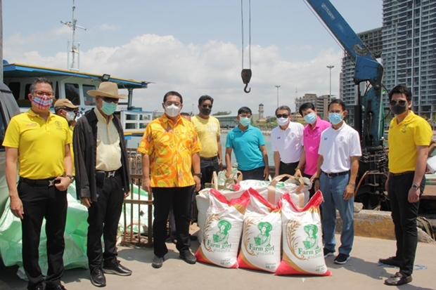 Mayor Sonthaya Kunplome and his entourage deliver thirty-eight 42-kilo-sacks of rice to Koh Larn residents.
