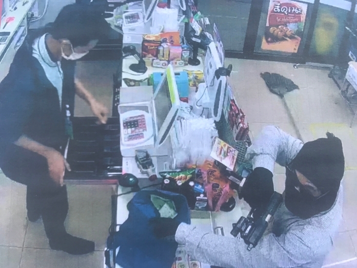 Security cameras captured 37-year-old Payungsak “Roger” Wasuwat robbing a 7-Eleven store on Soi Land Transport Department around 4:30am, March 26.