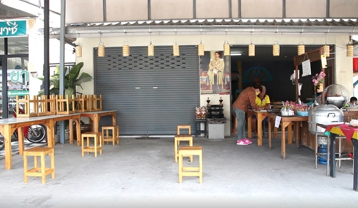 (yellow shirt) Mr. Sombat Thongkumban, owner of Muang Chon Chicken rice revealed that we had a big adjustment after announcing the measures of Chonburi province regarding restaurants’ opening for take home only.