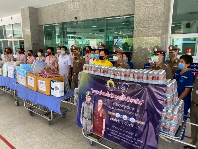 Pol. Lt. Gen. Montri Yimyam, commander of Provincial Police Region 2, and his wife Patcharaporn, chairwoman of the Police Housewives Club, presented 100 N95 ventilator masks, 260 face shields, 200 white coats, and 10 boxes of face masks to doctors and nurses at Banglamung Hospital April 20.