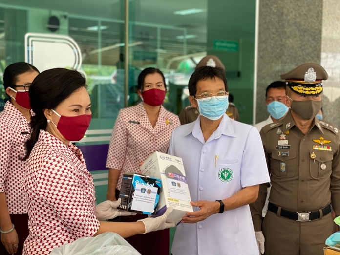 Patcharaporn, chairwoman of the Police Housewives Club, presents critical supplies for use at Banglamung Hospital.