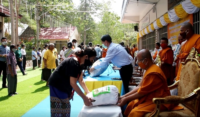 Abbot Pipitkitjaruk helps distribute food to the needy.