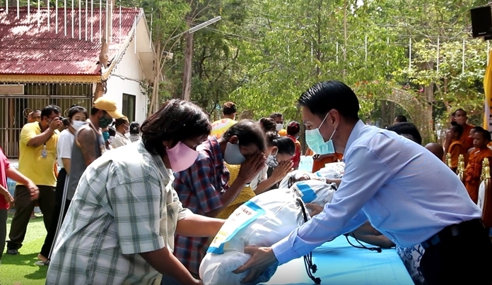 Banglamung District Chief Amnart Charoensri chips in to help.