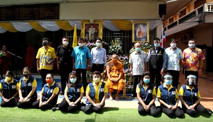 The kind-hearted religious, government and Red Cross people gather for a memorable photo.