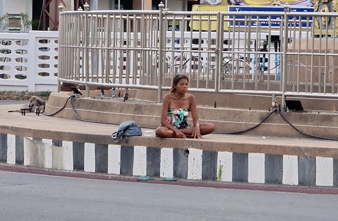 A tanned woman was found loitering in the center of a roundabout in Sattahip refusing help.