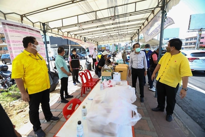 Mayor Sonthaya Kunplome and Deputy Mayor Ronakit Ekasingh brought food and water to workers at the eight checkpoints on Sukhumvit Road controlling access to Pattaya.