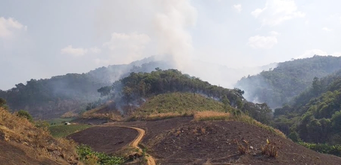 Fires in many spots on steep mountainsin Mae Chaem district, Chiang Mai, have not been extinguished.