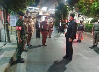Prime Minister General Prayut Chan-O-Cha visited curfew checkpoints in Bangkok on Saturday.