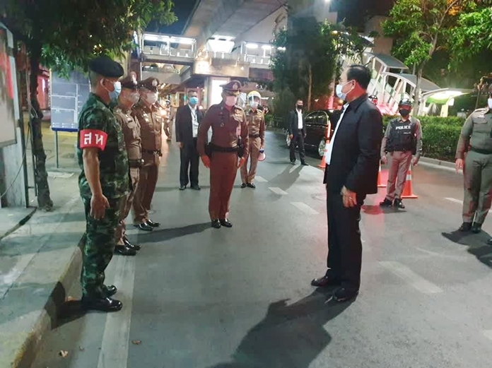 Prime Minister General Prayut Chan-O-Cha visited curfew checkpoints in Bangkok on Saturday.