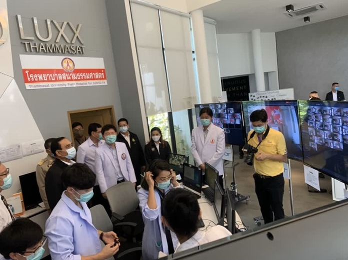General Prayut Chan-O-Cha, the prime minister visited medical staff at the Dluxx hotel in Thammasat University, Rangsit Campus.