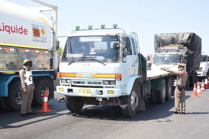 The checkpoint on Rama 2 road in Bangkunthien district set to control COVID-19 transmission risk between Bangkok and Samutsakhon.