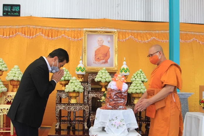 The Minister attached to the Prime Minister’s Office, Tewan Liptapallop, visits temples in Chonburi and Nonthaburi provinces to deliver relief supplies.